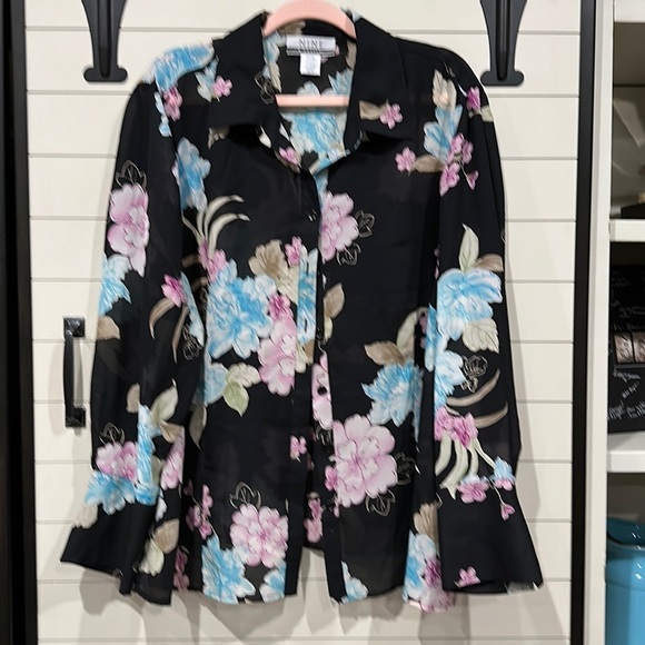 Floral long sleeve blouse with slits on sides. Button up. - Picture 1 of 5